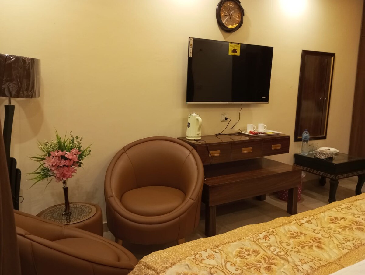 Cozy Deluxe Room at Lahore F15