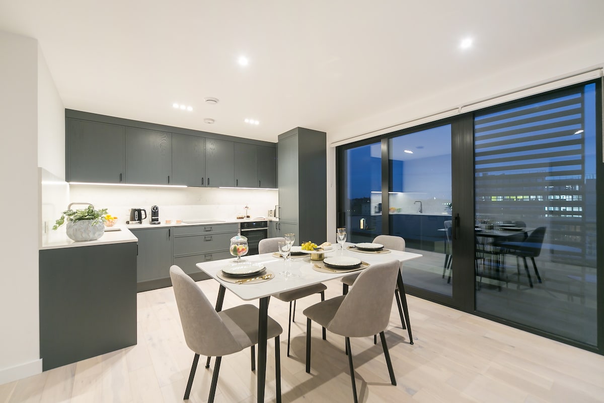 Modern 2 Bed with balcony: Camden Classic