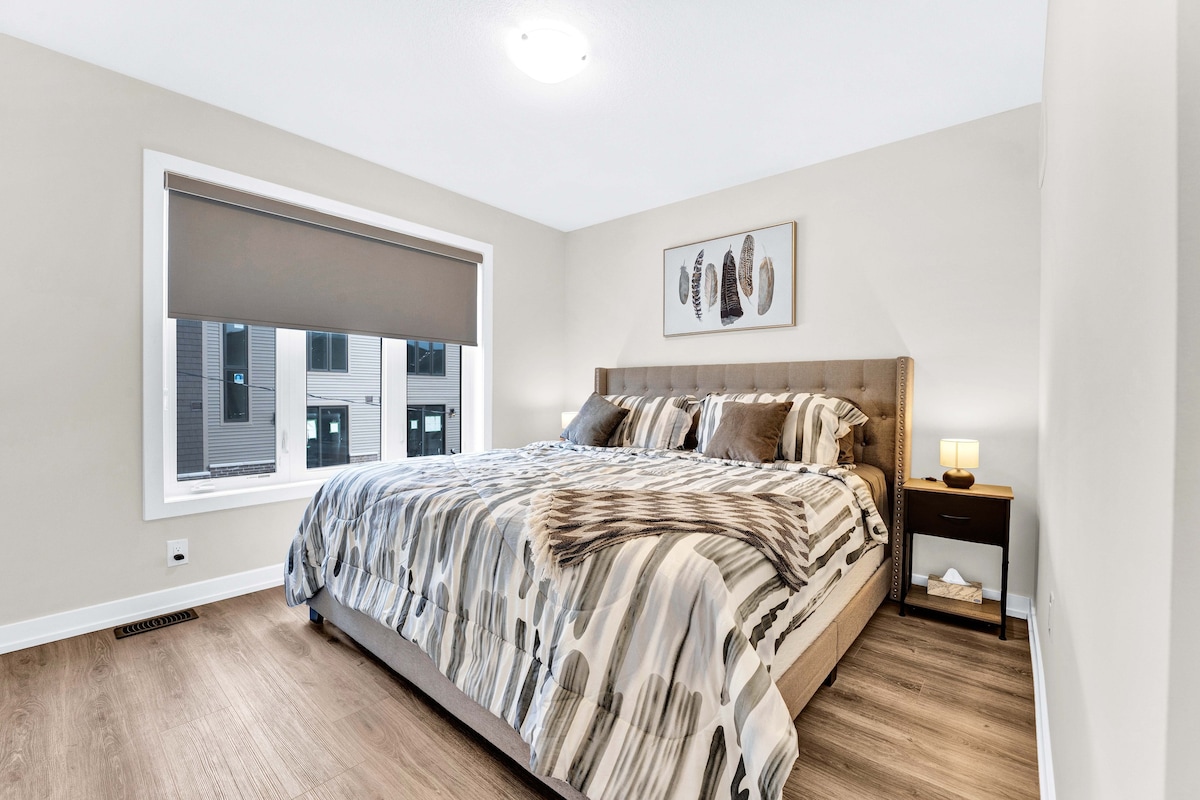 Stylish 2BR | 2.5 BA Haven:King Bed & Chic Design.