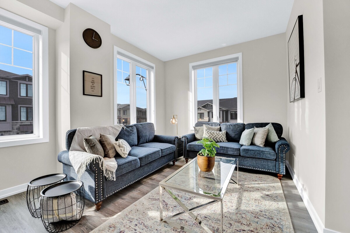 Stylish 2BR | 2.5 BA Haven:King Bed & Chic Design.