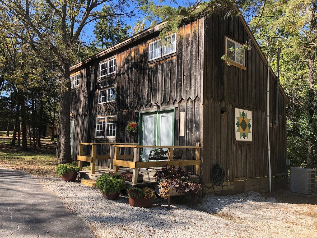 Prairie Barn Cabin - Iola, KS