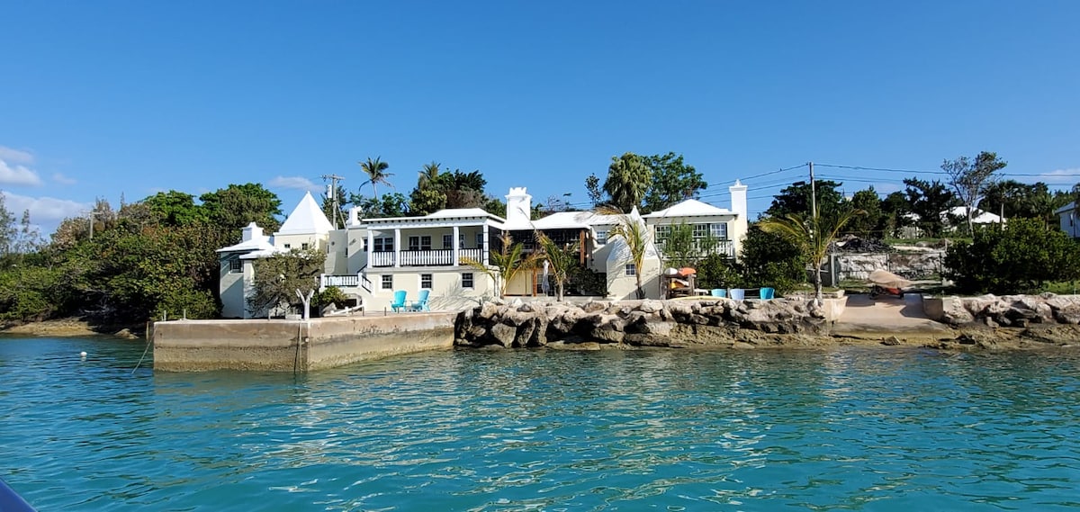 Magical historic cottage on the water