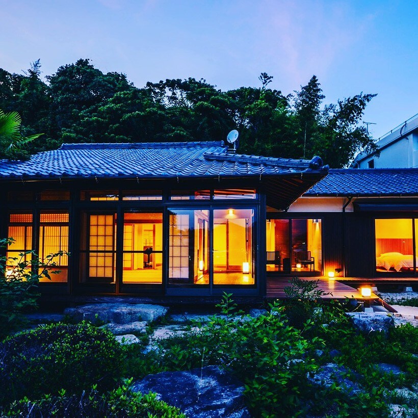 日本三景の宮島を対岸に望む高台に位置した古民家を改装した１棟貸のゲストハウス。６名まで宿泊可能！