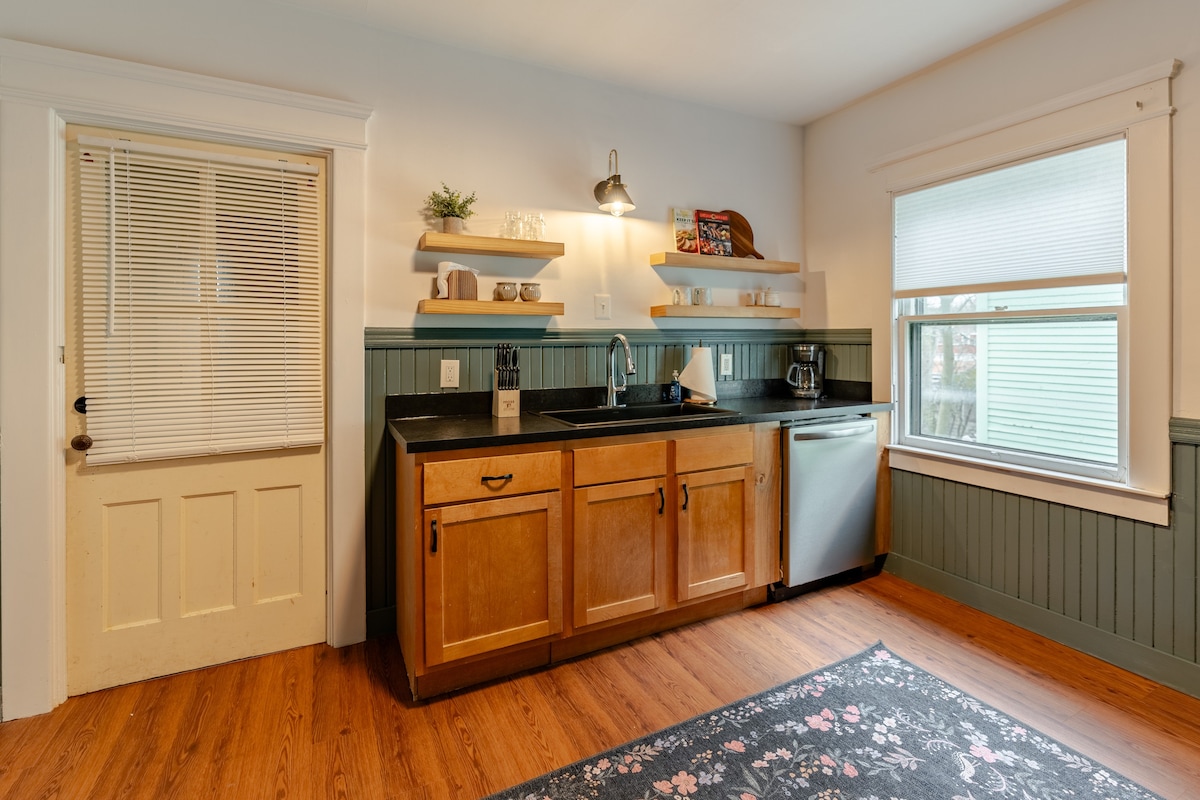 NEW: Stylish, Updated, near SU, LeMoyne, Hospitals