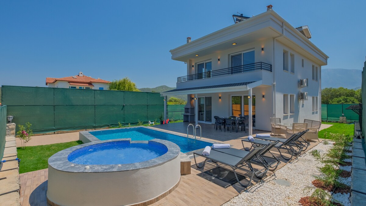 Villa Esmeralda, Jakuzili Çocuk Havuzlu Lüks Villa