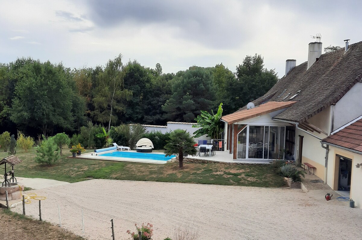 Maison avec piscine et étang privatifs