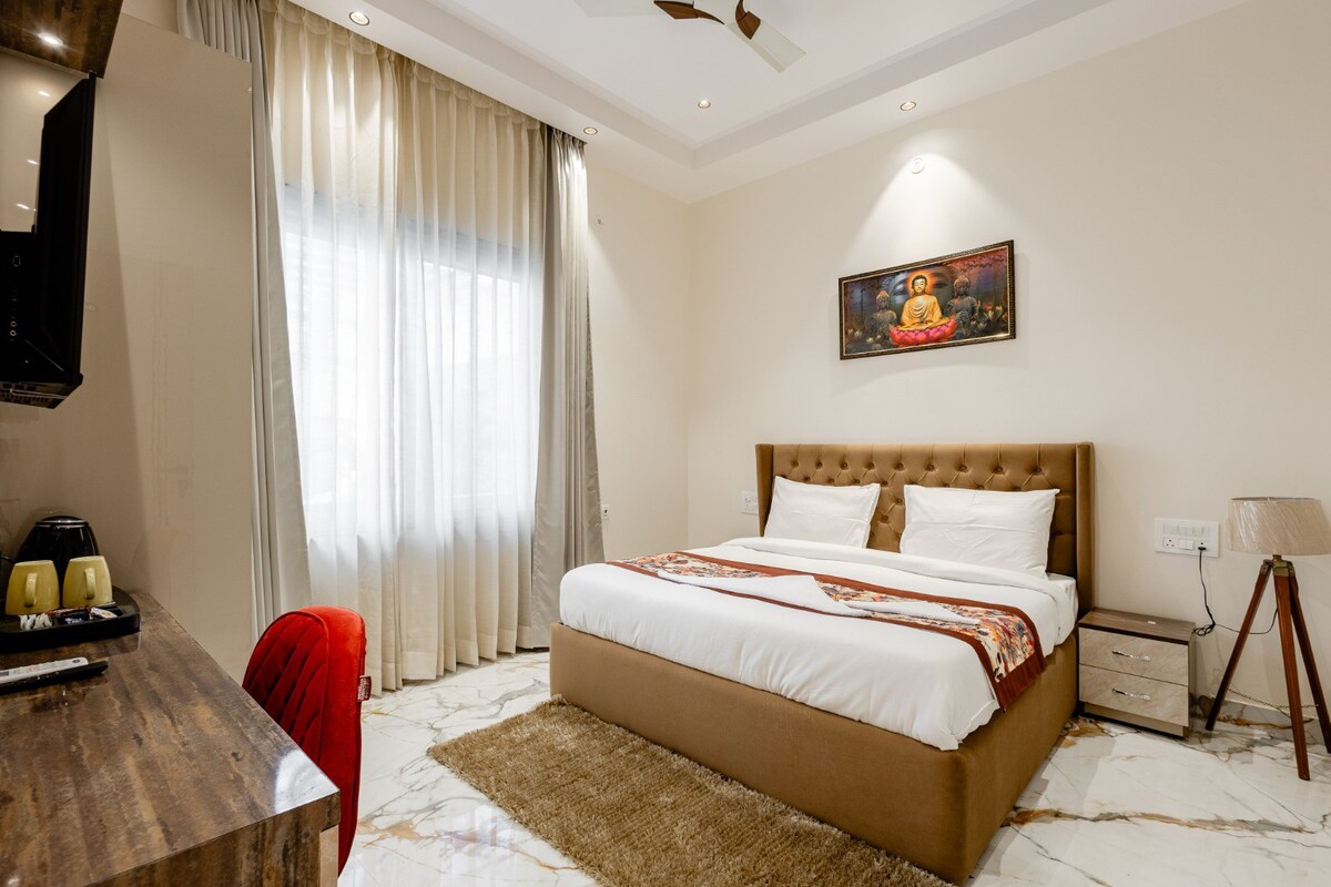 Luxury Rooms in Greater Noida