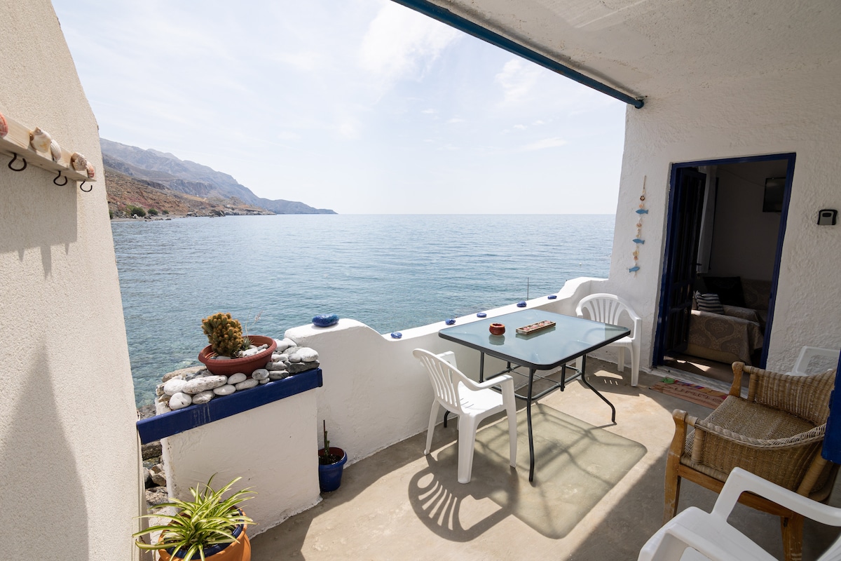 Beachfront Lovely Small House on the Sea