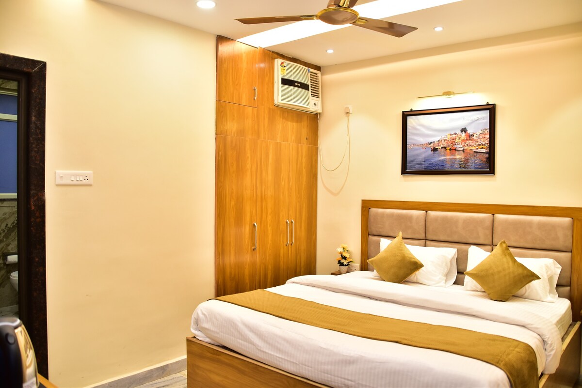 Deluxe Double Bed-CP@Varanasi