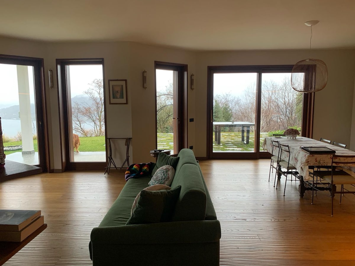 Lake Maggiore Apartment in a villa with lake view
