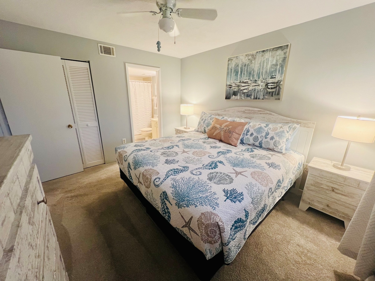 Charming Fully Furnished Condo (30 day minimum)