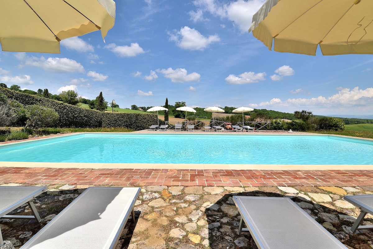 Lovely Tuscan nest in heaven! Big shared pool!