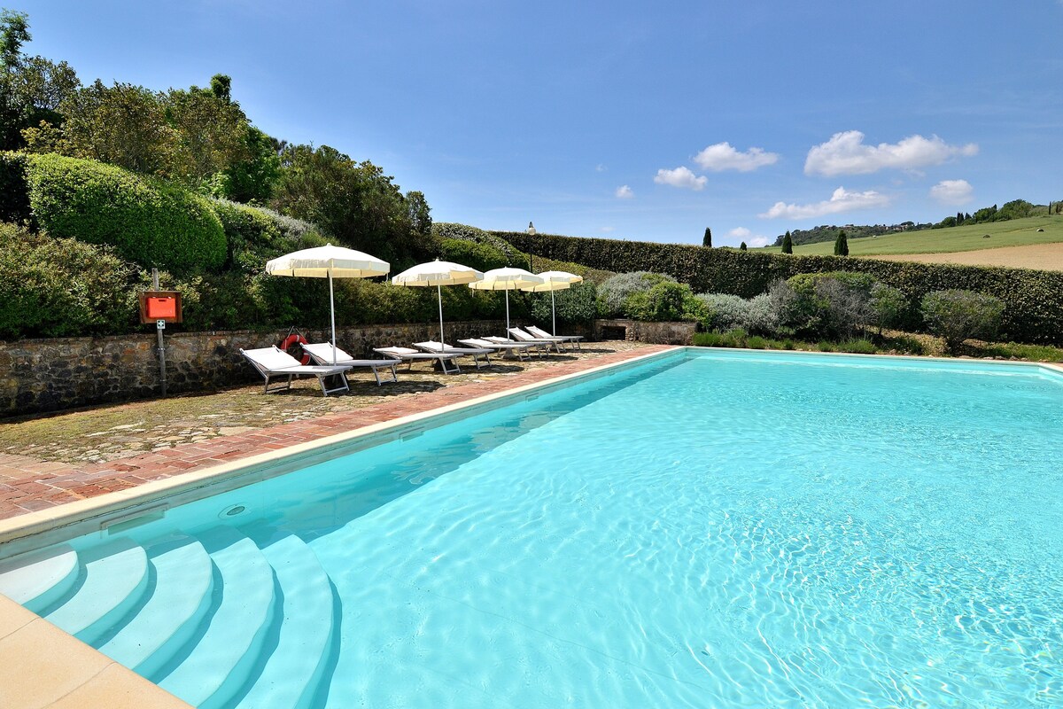 Lovely Tuscan nest in heaven! Big shared pool!