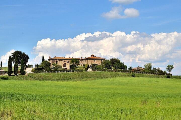 Lovely Tuscan nest in heaven! Big shared pool!