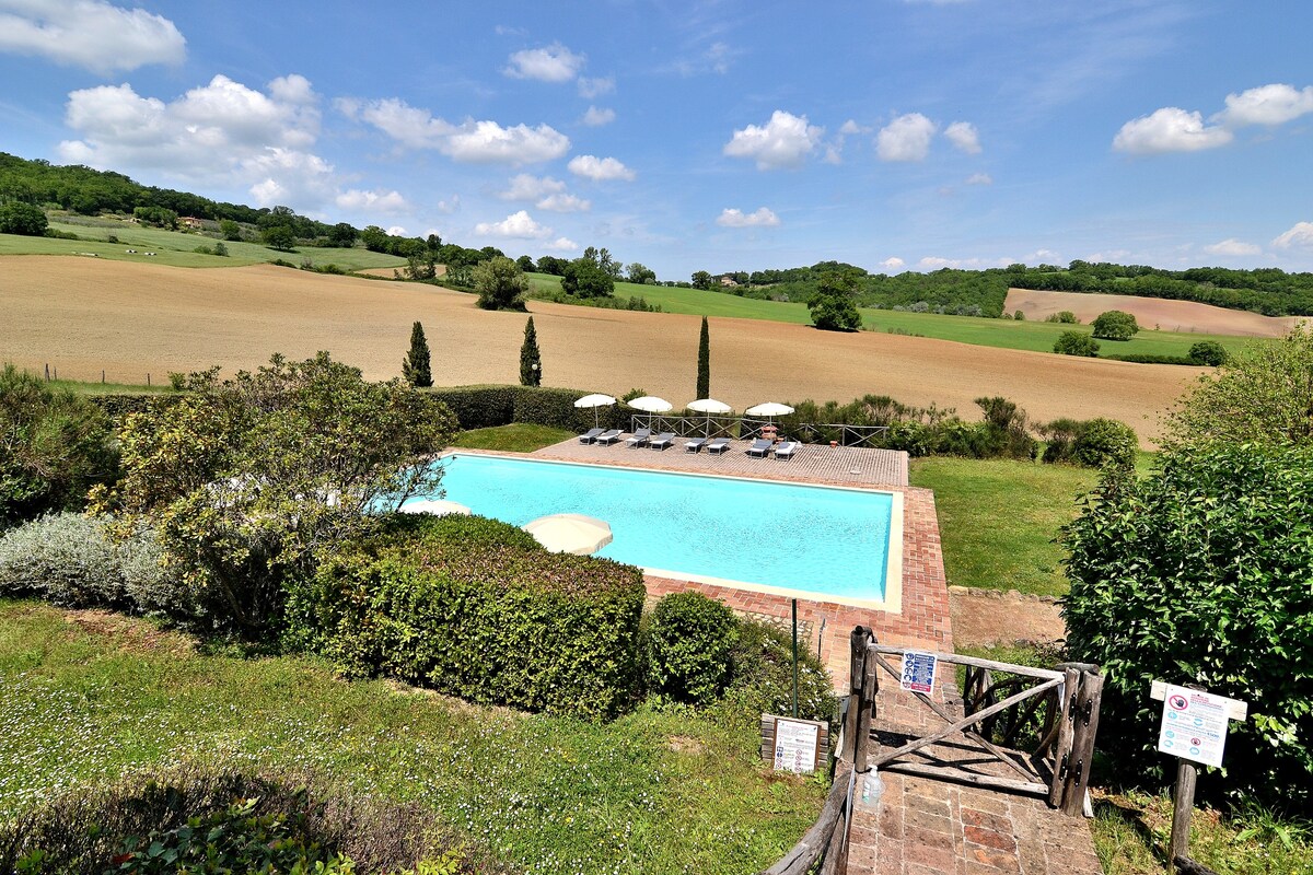 Characteristic Tuscan apartment, big shared pool!