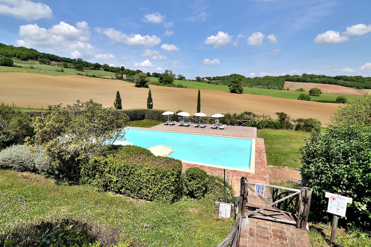 Characteristic Tuscan apartment, big shared pool!