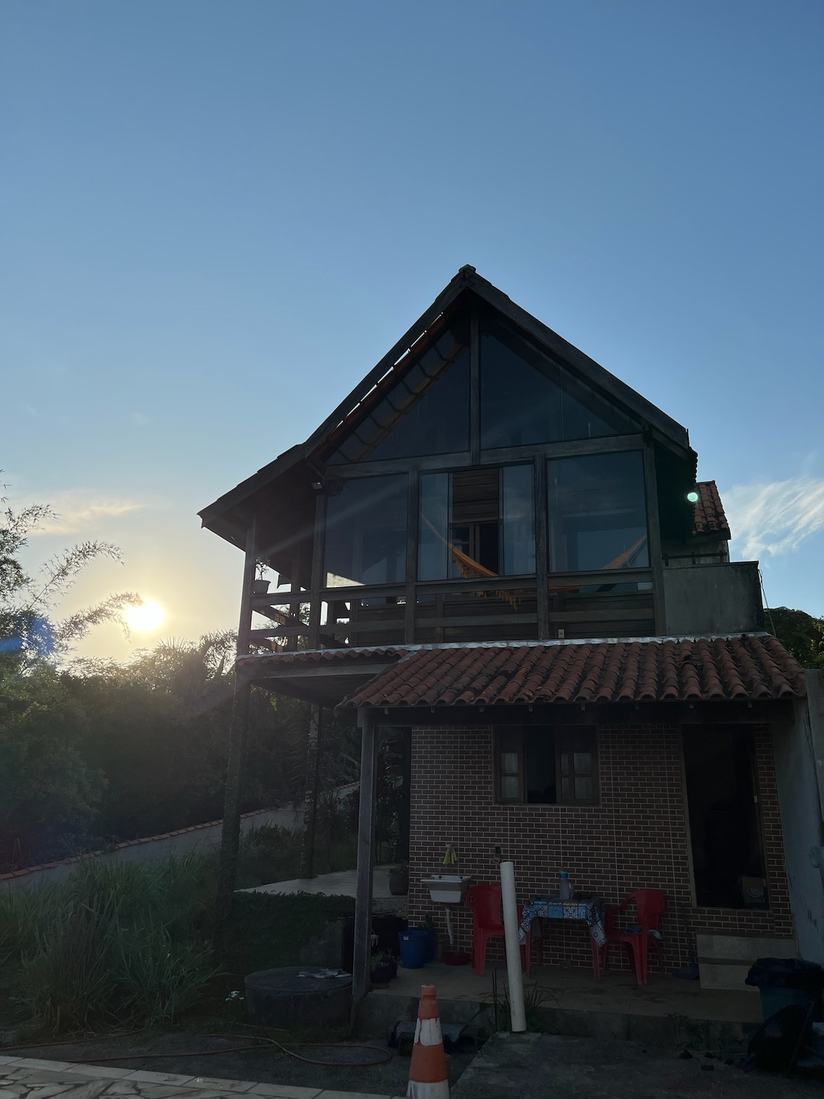 Linda casa com vista e piscina em Marica