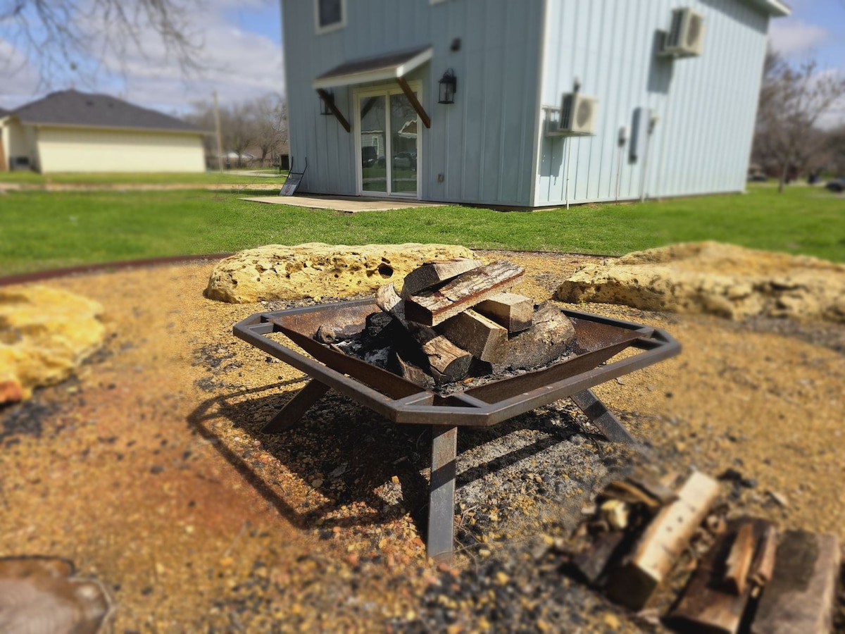 Fire pit/Outdoor Games/2 Blocks from Main Street