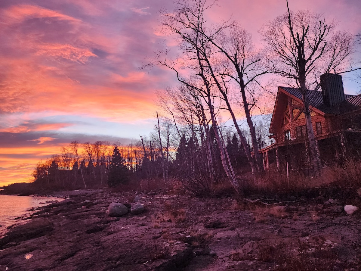 Gorgeous custom built log home on Lake Superior