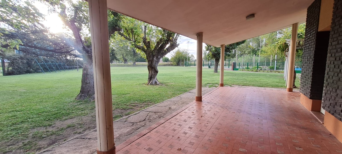 Quinta cancha de tenis y pileta.