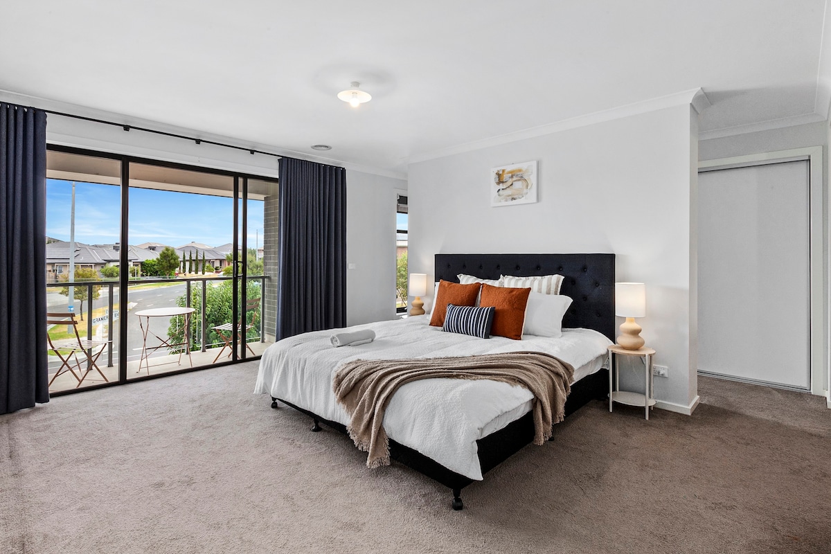 Luxury Home 30 mins to Melbourne CBD, Point Cook!