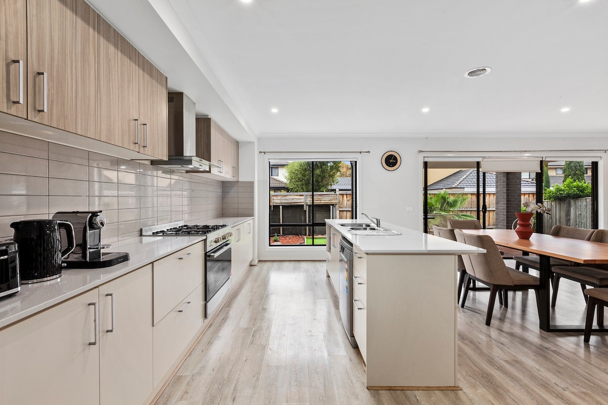 Luxury Home 30 mins to Melbourne CBD, Point Cook!