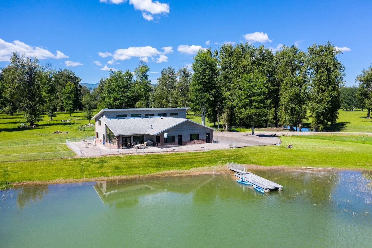 NEW! Family Retreat on Flathead River w/ Hot Tub