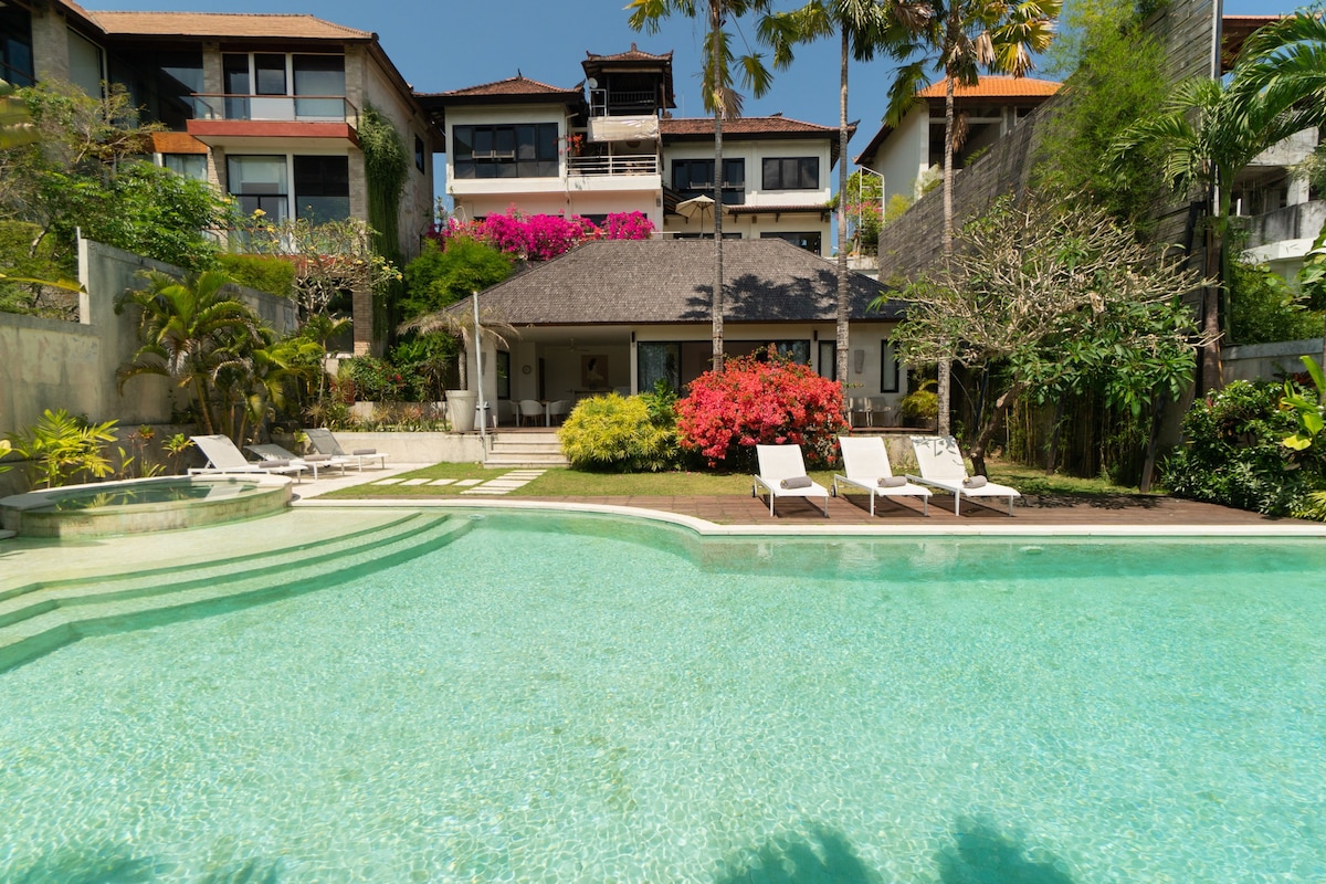 Lavish Comfort: Grand Villa Near Jimbaran w/ Pool