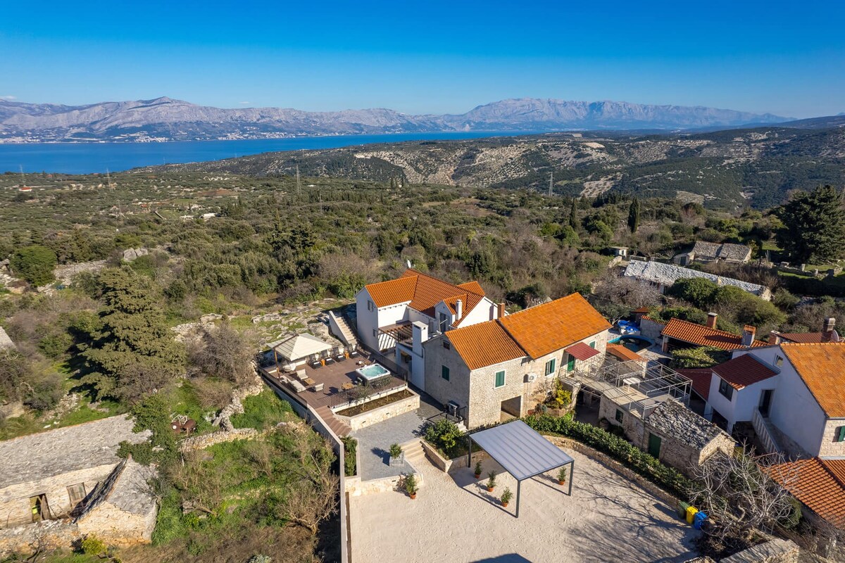 Luxury Villa w/ Jacuzzi on Brač