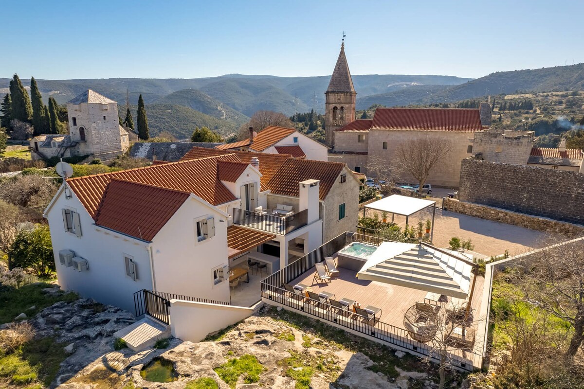 Luxury Villa w/ Jacuzzi on Brač