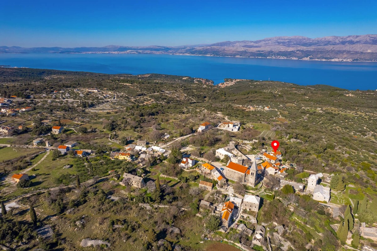 Luxury Villa w/ Jacuzzi on Brač