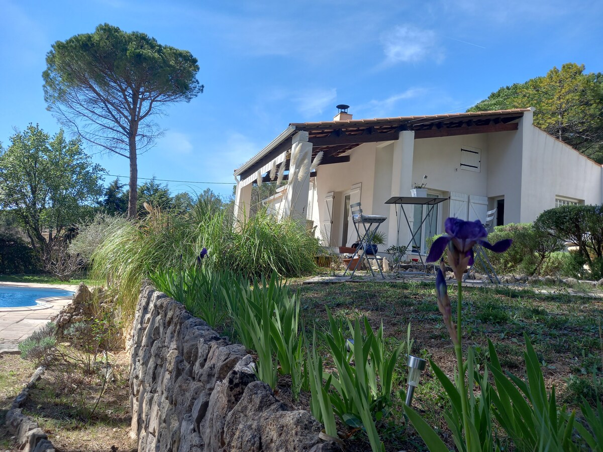 Villa Provençale avec sa piscine non partagée