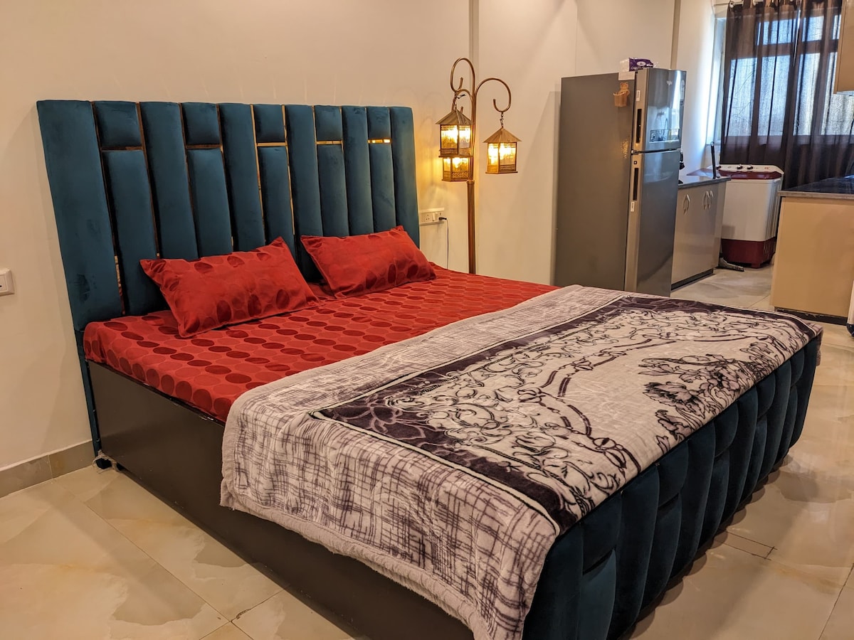 Stay with BnBBuddy|Delhi|Luxury Studio|Exp. Host