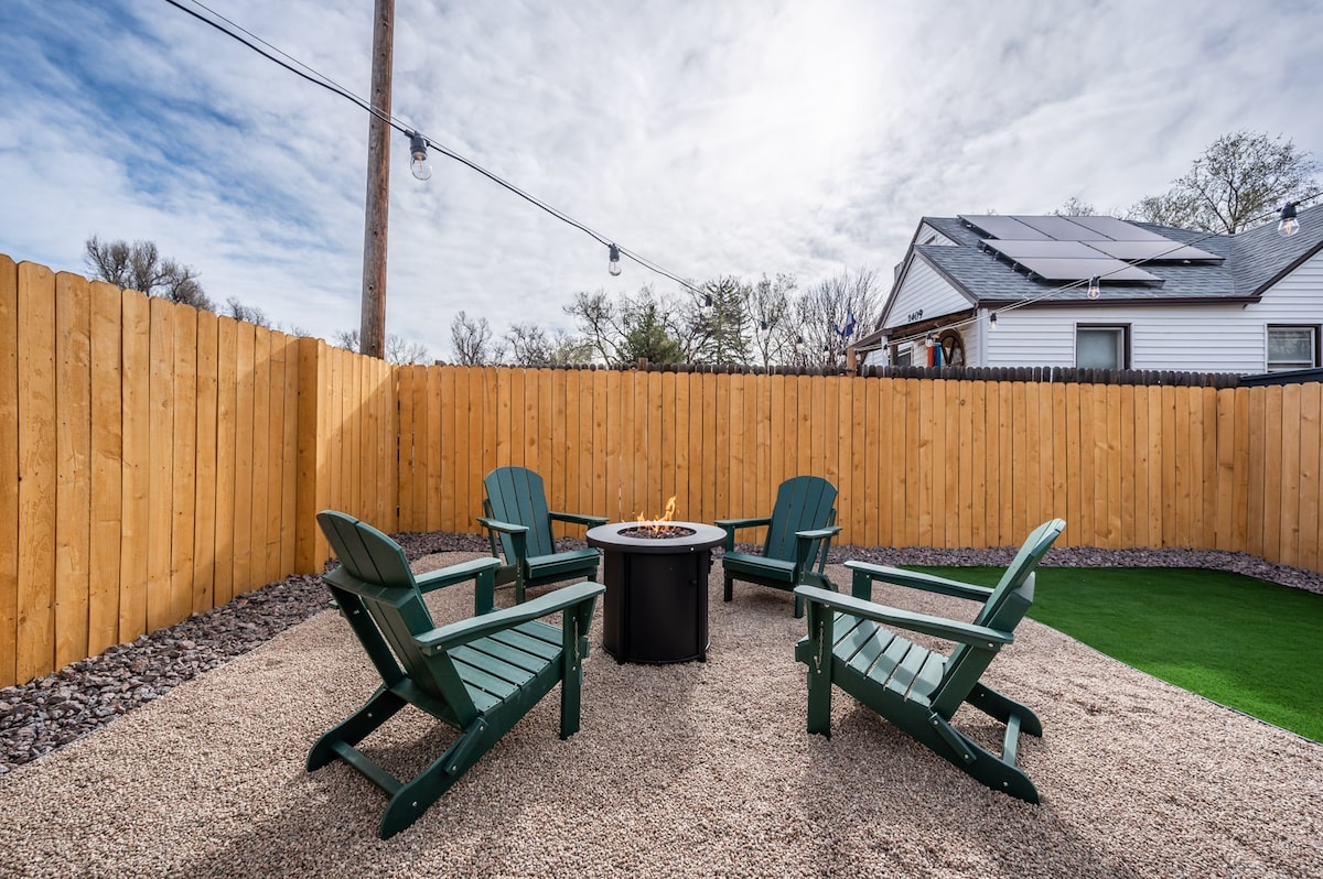 Hot Tub, Fire Pit, King Bed, Fenced Yard for Dogs