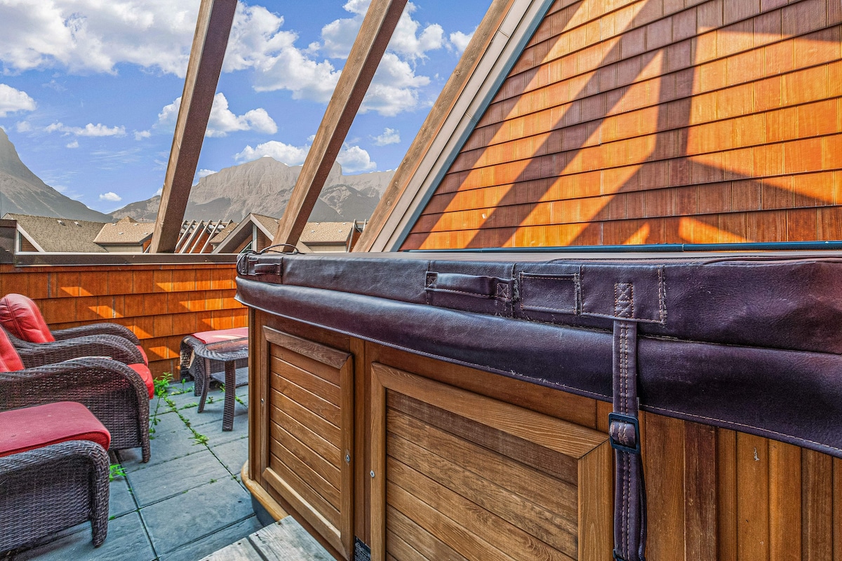 Luxury 4BR Penthouse Prv Hot Tub BBQ Mtn Views!