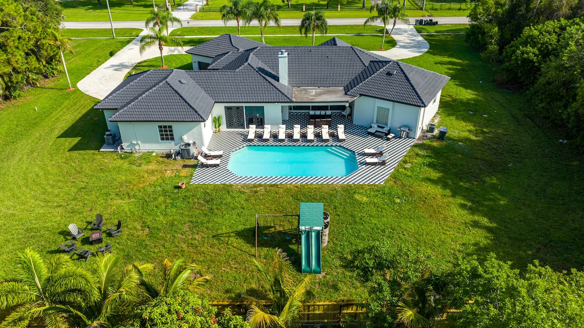 Modern Luxurious Pool Estate!