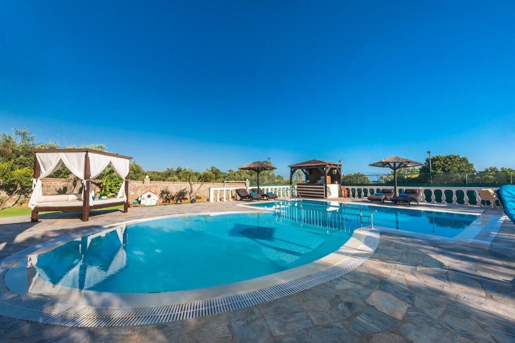 Villa Maxim带私人泳池和网球场