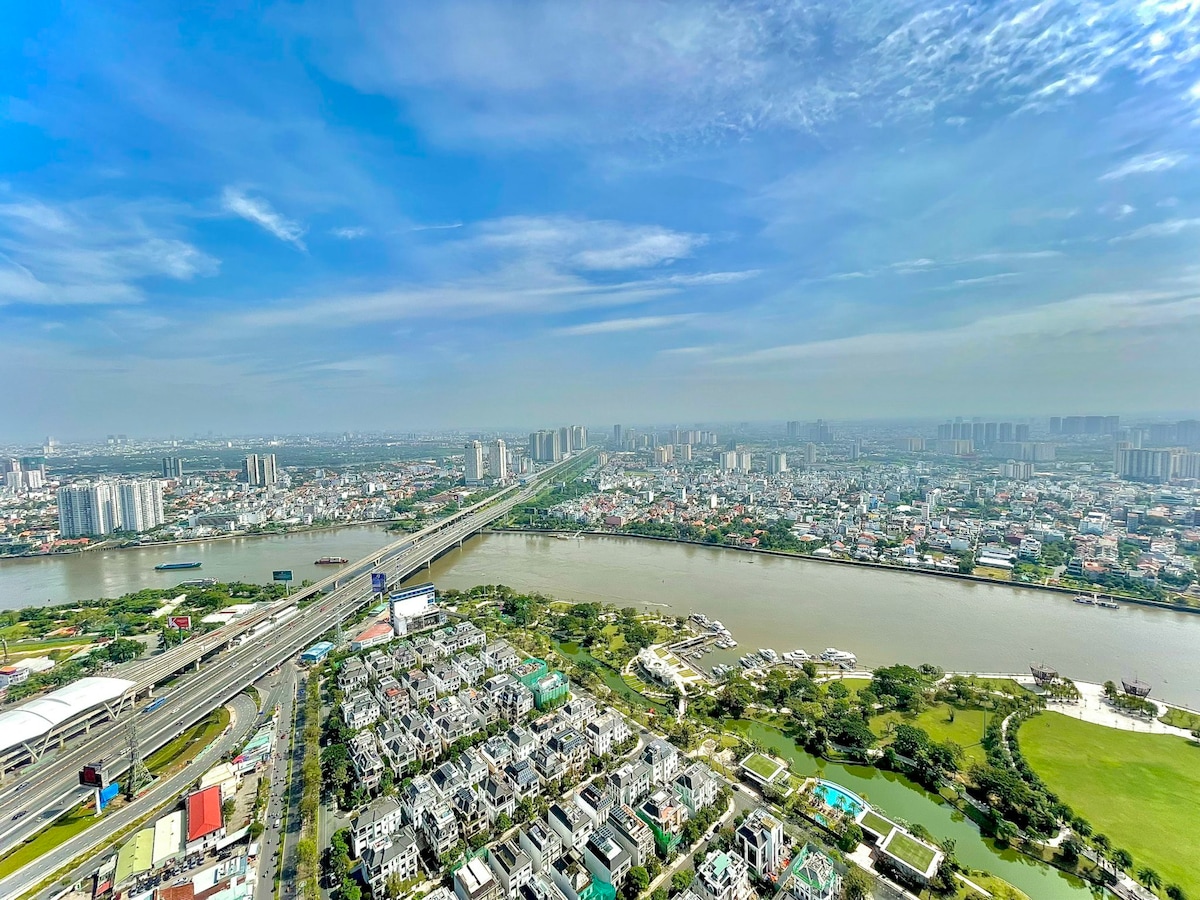 Panoramic View Condo with Stunning Pool Landmark81