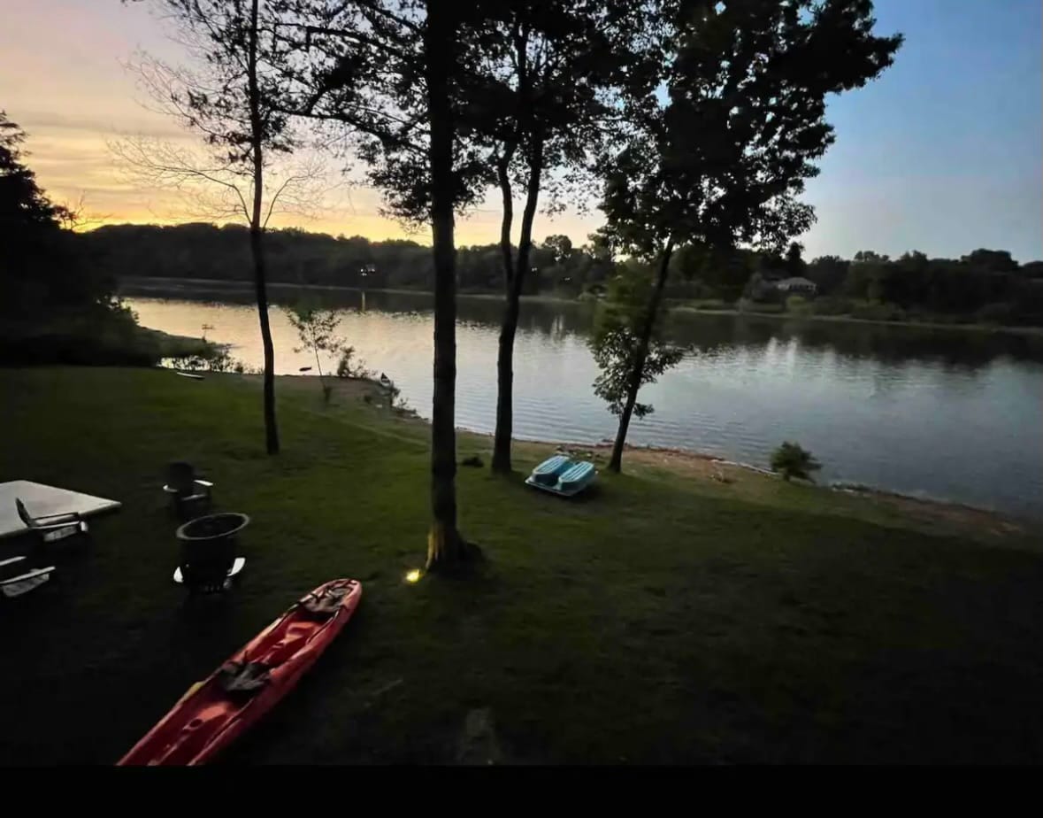 Watersedge Black - Lakefront & Hot tub