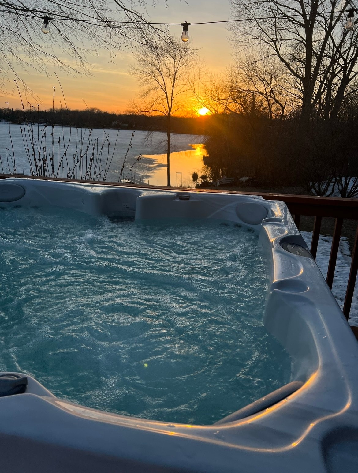 Lake home: hot tub & pool table