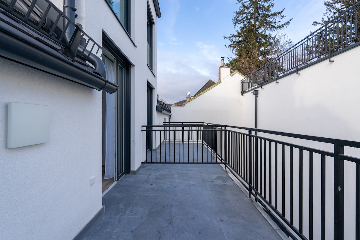 HM | Elegant Balcony Loft