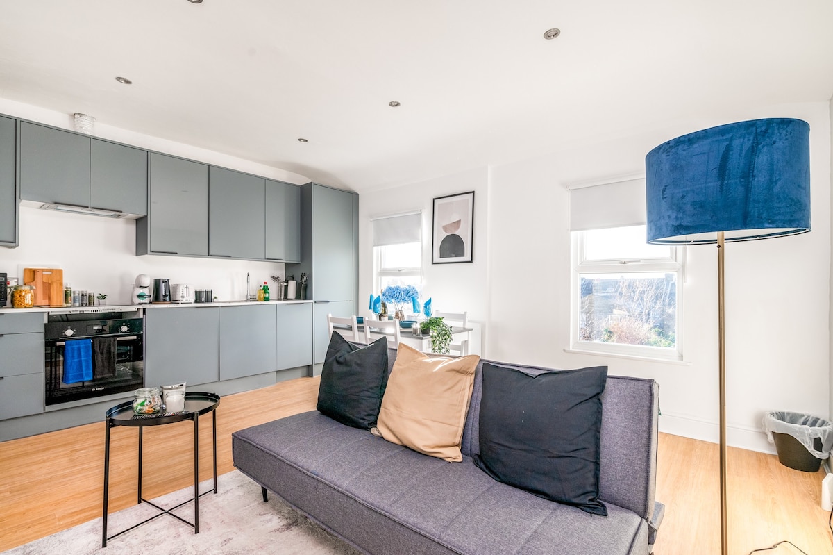 LiveStay - Modern Apartment on Acton Lane 3