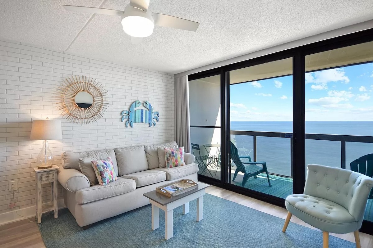 SuperHost!  Amazing OceanFront View with 2 Pools!
