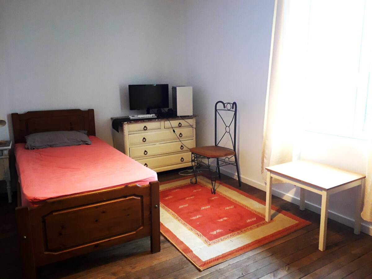 Spacious room in town centre