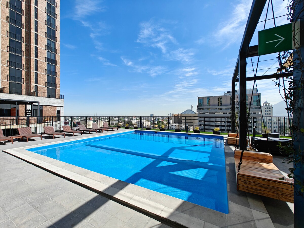 Luxury 2-Bedroom Apt w/Pool + Free Parking + Gym