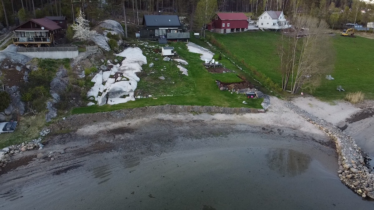 Hytte i vannkanten. Strand og flotte uteområder