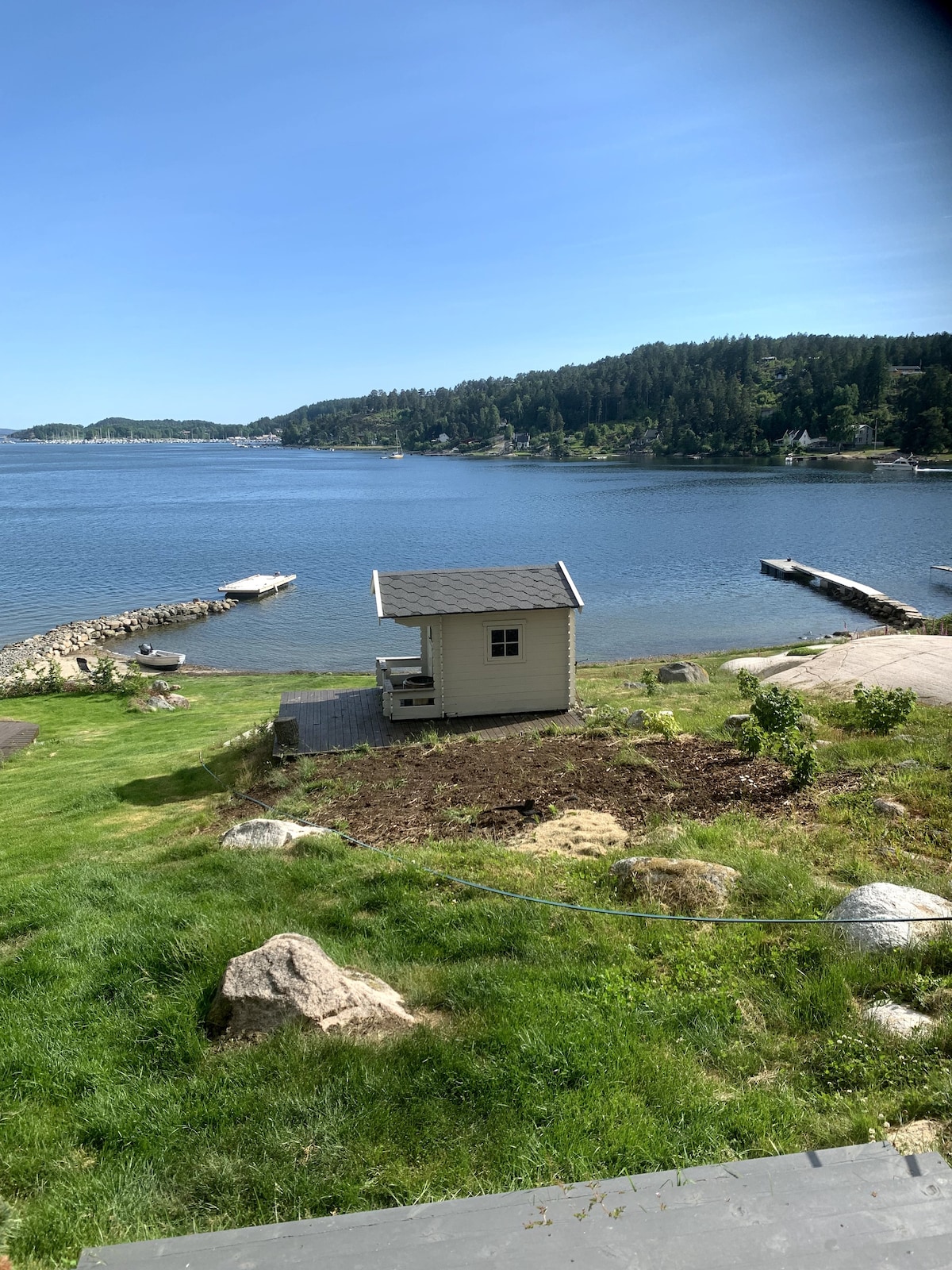 Hytte i vannkanten. Strand og flotte uteområder