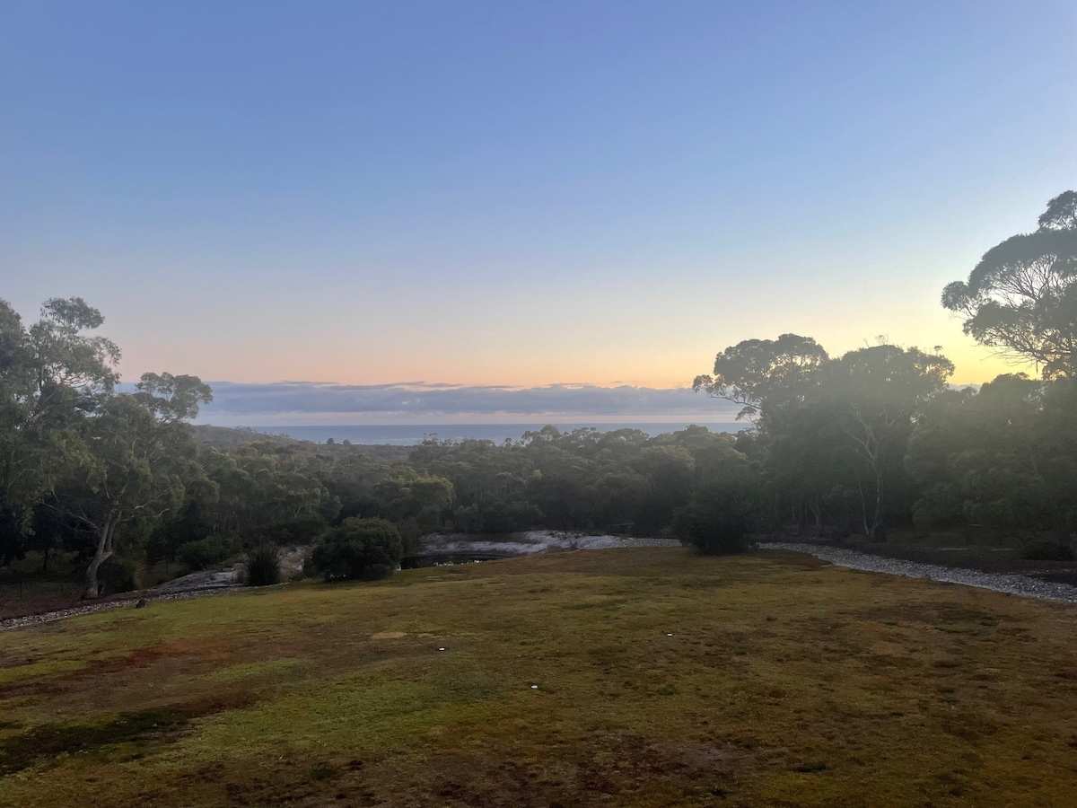 塔斯马尼亚火焰湾（ The Ship Bay of Fires ）。