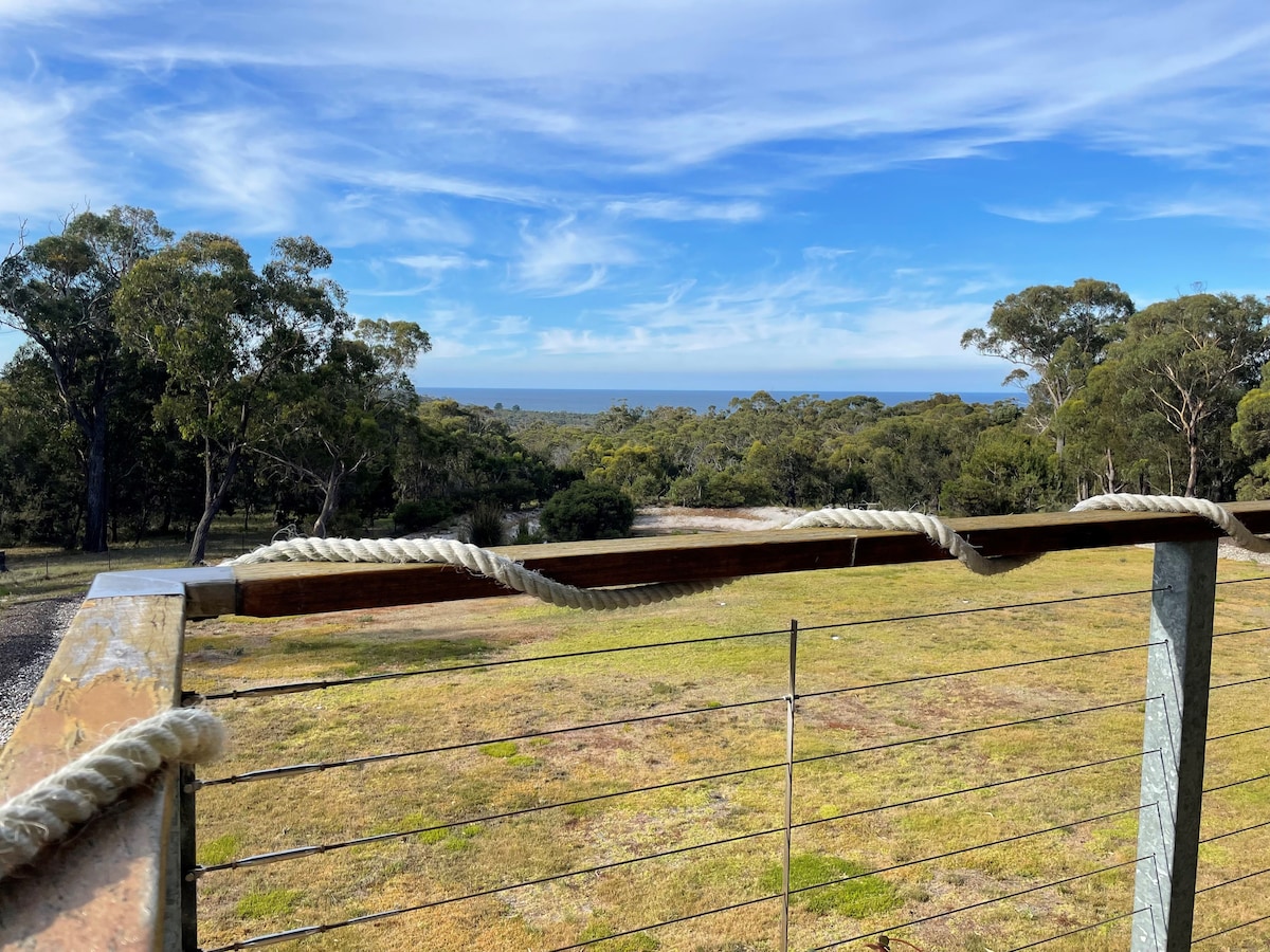 塔斯马尼亚火焰湾（ The Ship Bay of Fires ）。