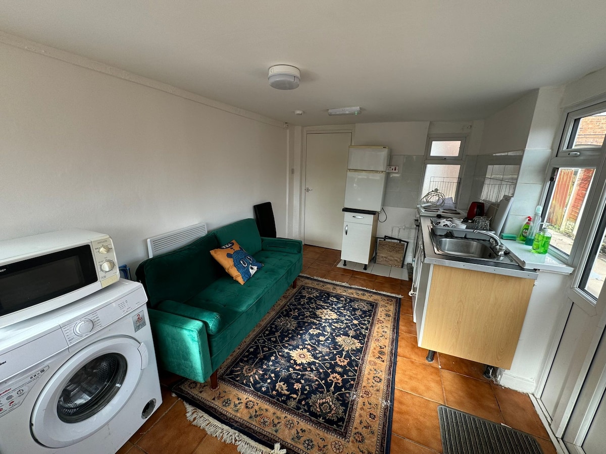 Whole 1 Bedroom Flat w/ Parking